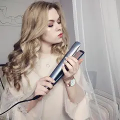 Jak kręcić włosy prostownicą Remington? Idealne loki i trwałość!