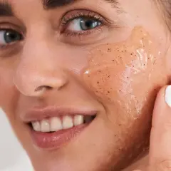 Peeling enzymatyczny: Odkryj sekret gładkiej cery bez tarcia