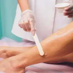 Depilacja woskiem: czy boli? Zminimalizuj ból i zyskaj kontrolę