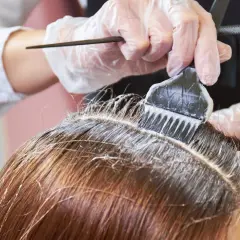 Jak farbować odrosty w domu? Poradnik ekspertki dla idealnego koloru