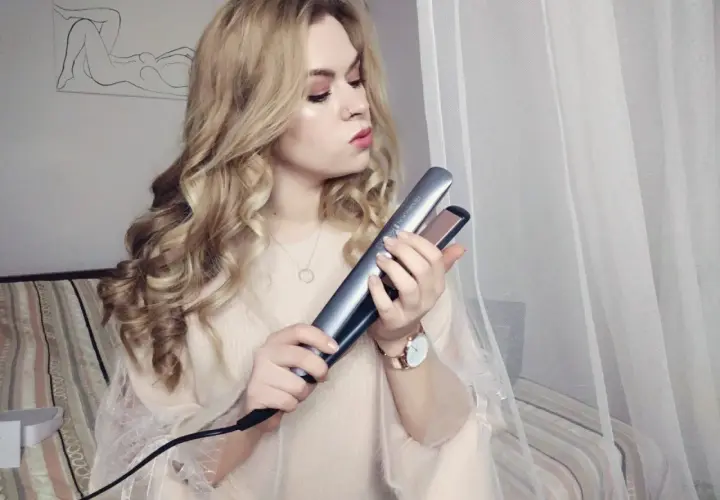 Jak kręcić włosy prostownicą Remington? Idealne loki i trwałość!