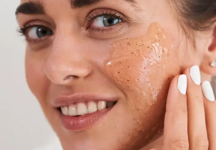 Peeling enzymatyczny: Odkryj sekret gładkiej cery bez tarcia