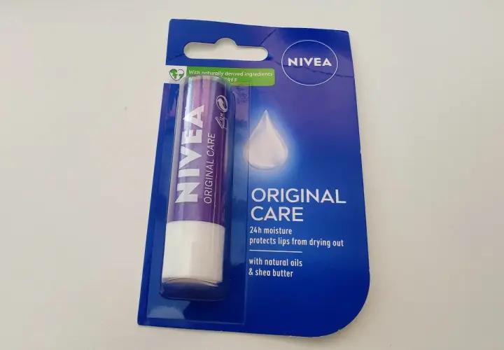 Szminka Nivea Original Care w opakowaniu.