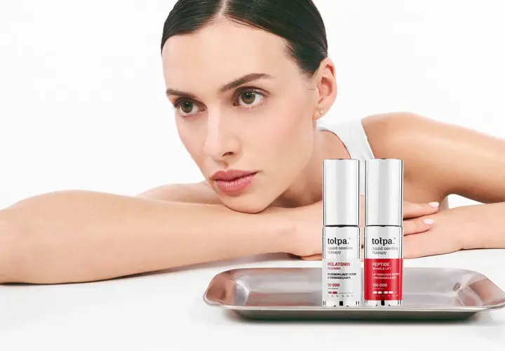 Kobieta z dwoma produktami Tołpa Estetic na tacy.