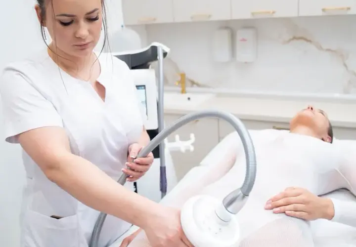 Ile kosztuje endermologia? Pełny cennik i sposoby na oszczędności