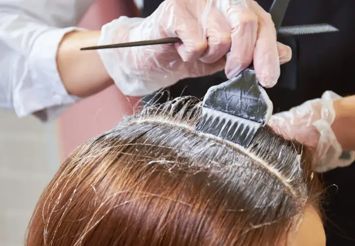 Jak farbować odrosty w domu? Poradnik ekspertki dla idealnego koloru
