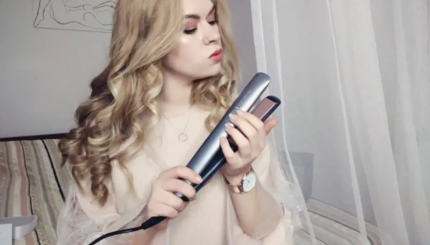 Jak kręcić włosy prostownicą Remington? Idealne loki i trwałość!