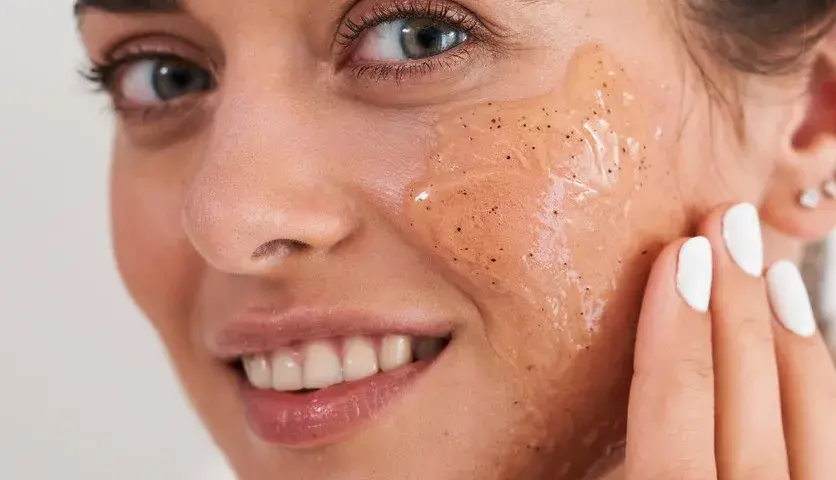 Peeling enzymatyczny: Odkryj sekret gładkiej cery bez tarcia