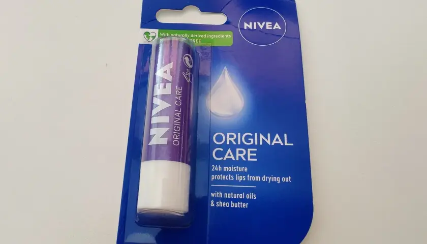 Szminka Nivea Original Care w opakowaniu.
