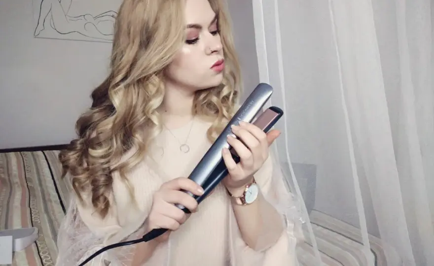 Jak kręcić włosy prostownicą Remington? Idealne loki i trwałość!