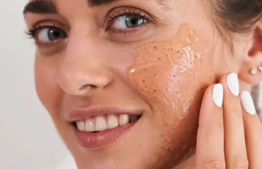 Peeling enzymatyczny: Odkryj sekret gładkiej cery bez tarcia