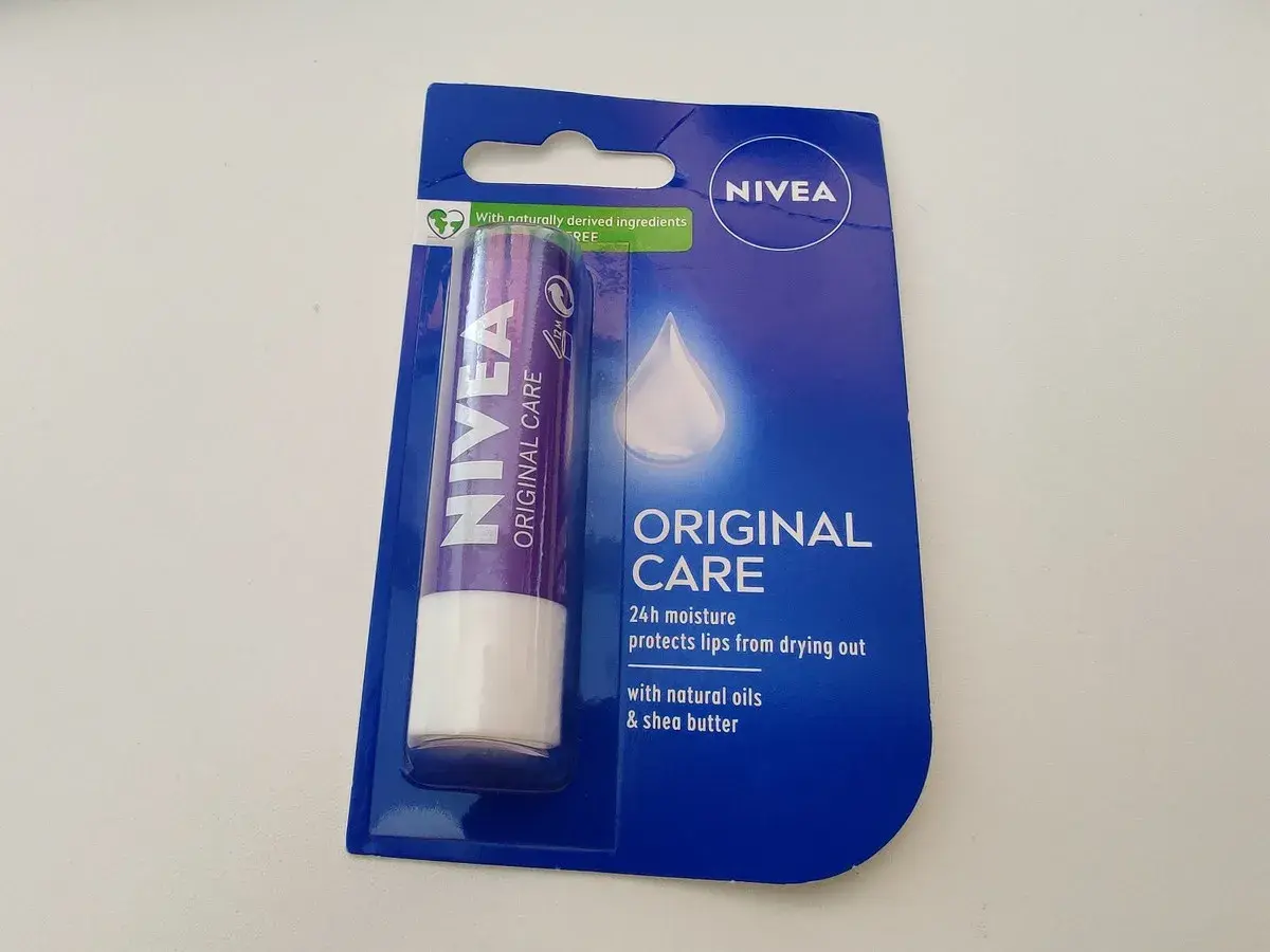 Szminka Nivea Original Care w opakowaniu.